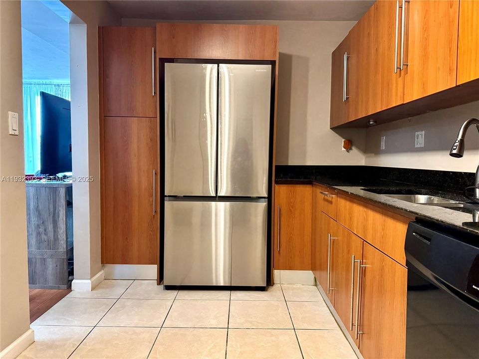For Rent: $2,400 (1 beds, 1 baths, 816 Square Feet)