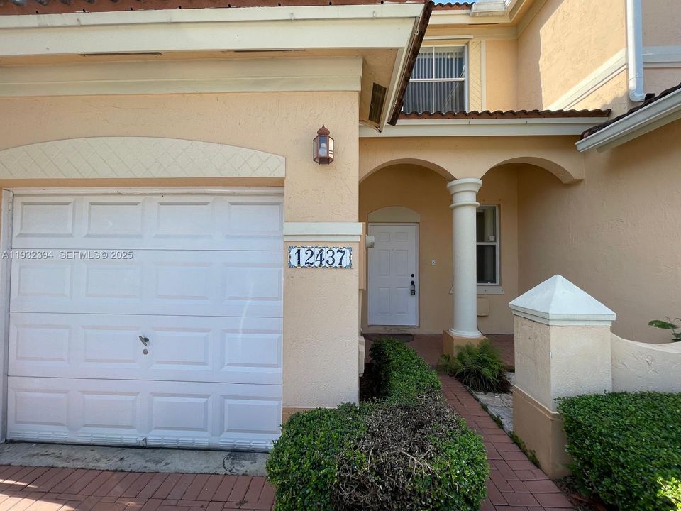 For Rent: $2,900 (3 beds, 2 baths, 1452 Square Feet)