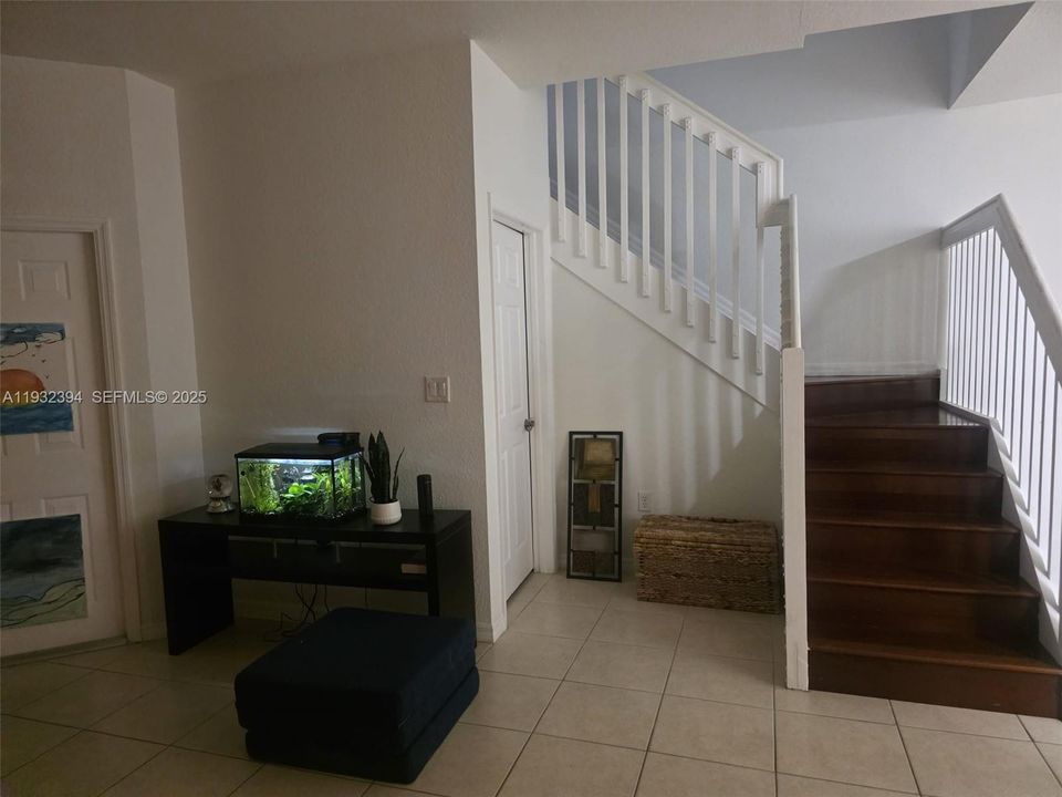 For Rent: $2,900 (3 beds, 2 baths, 1452 Square Feet)