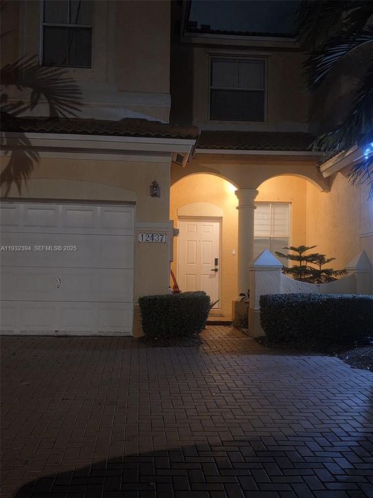 For Rent: $2,900 (3 beds, 2 baths, 1452 Square Feet)