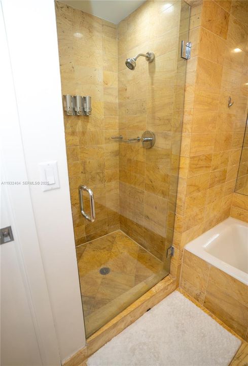 出租: $4,700 (1 贝兹, 1 浴室, 829 平方英尺)