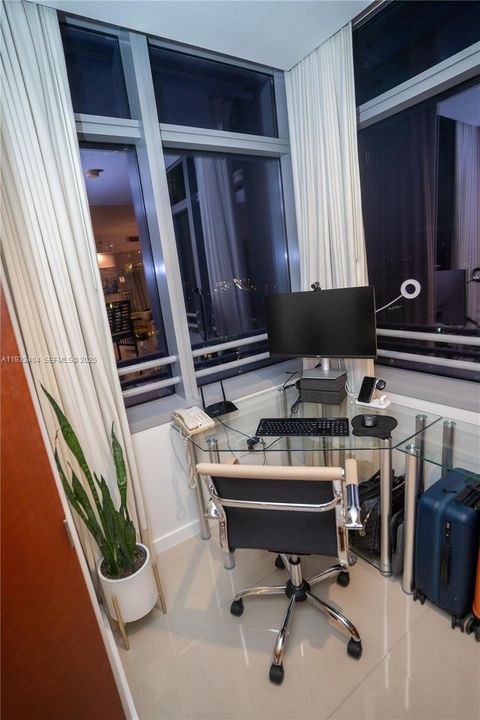 出租: $4,700 (1 贝兹, 1 浴室, 829 平方英尺)