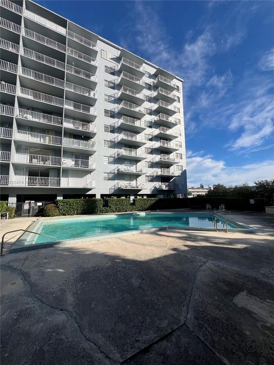 For Sale: $135,000 (1 beds, 1 baths, 900 Square Feet)