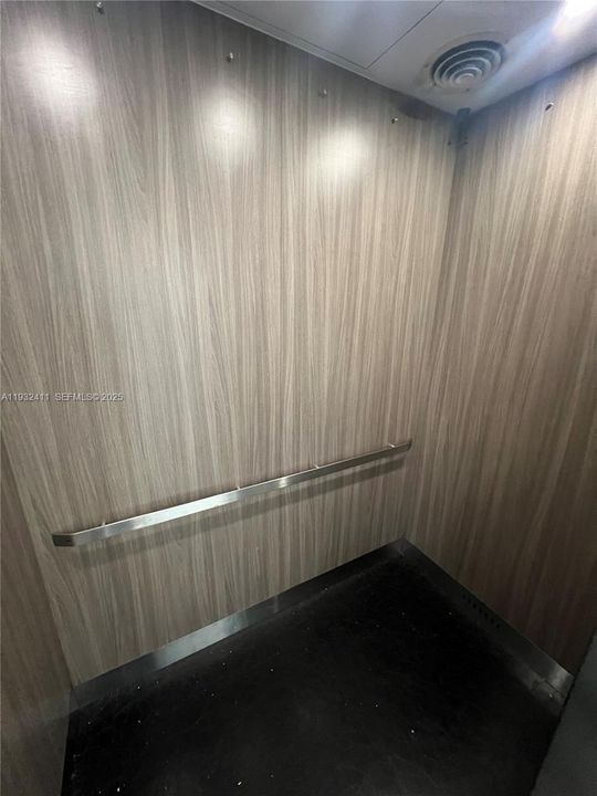 For Sale: $135,000 (1 beds, 1 baths, 900 Square Feet)