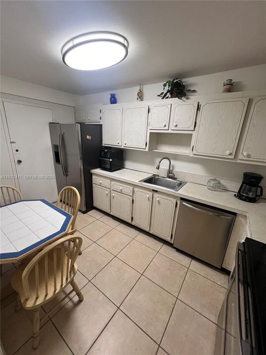 For Sale: $135,000 (1 beds, 1 baths, 900 Square Feet)