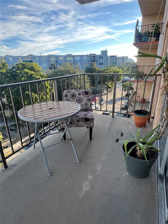 For Sale: $135,000 (1 beds, 1 baths, 900 Square Feet)