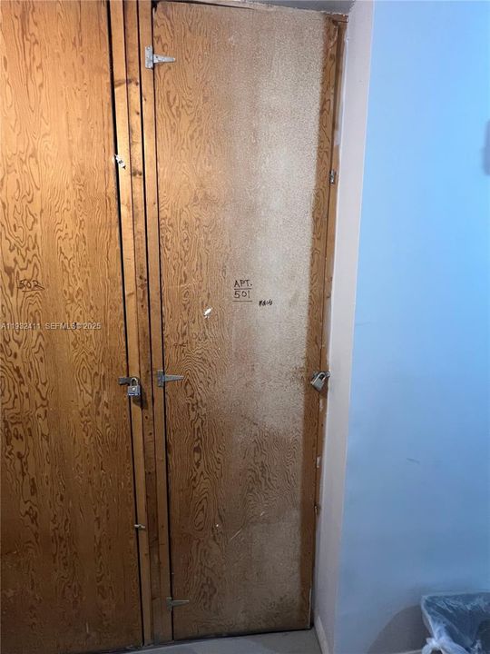 For Sale: $135,000 (1 beds, 1 baths, 900 Square Feet)