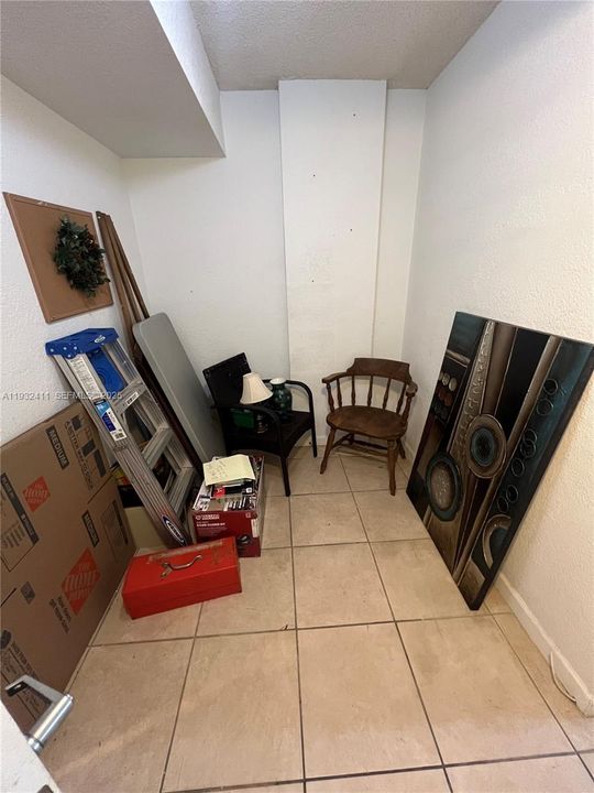 For Sale: $135,000 (1 beds, 1 baths, 900 Square Feet)