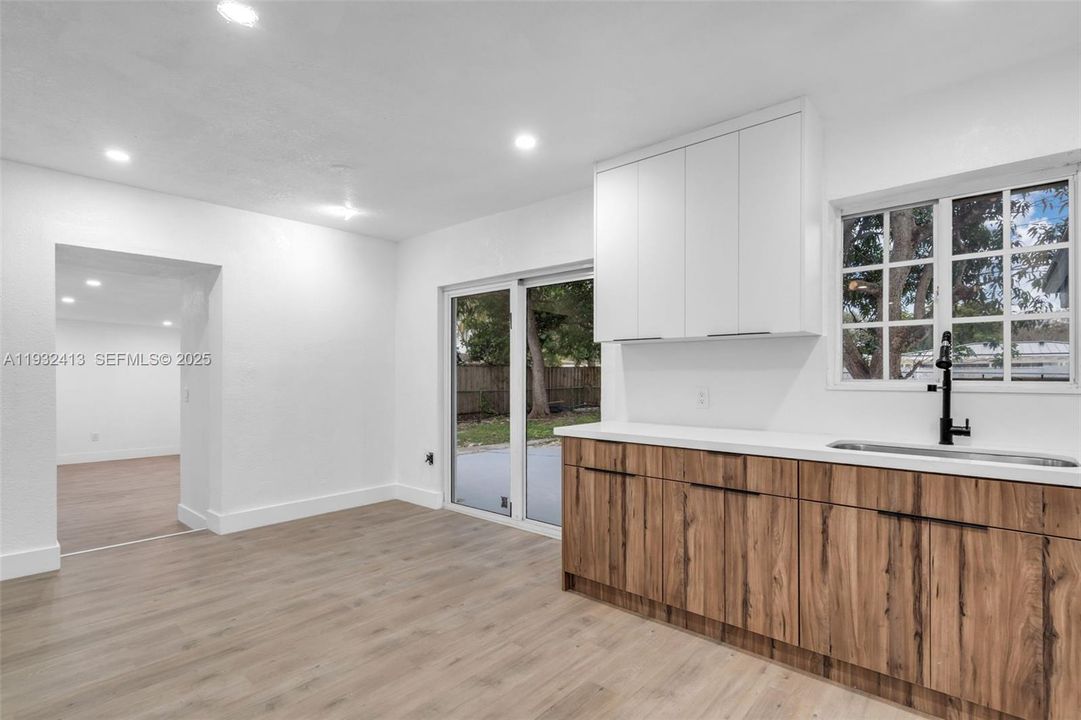 待售: $559,999 (4 贝兹, 2 浴室, 1653 平方英尺)