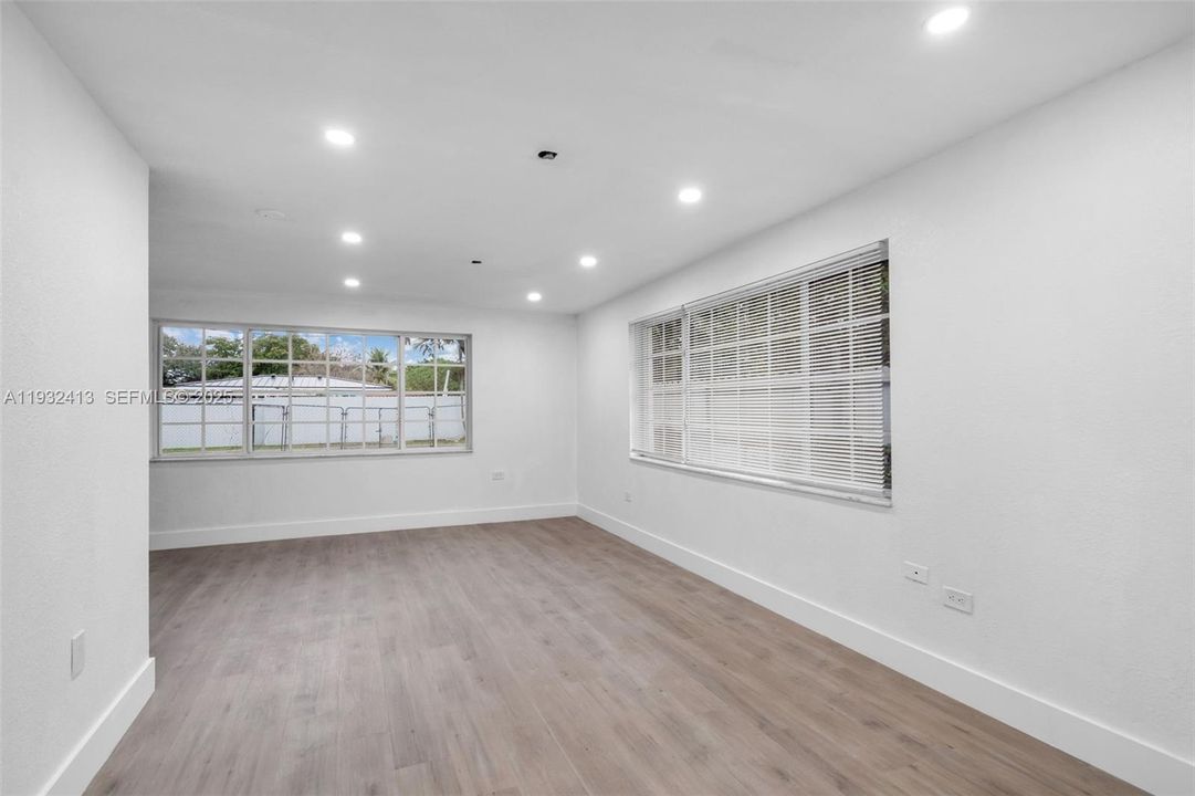 待售: $559,999 (4 贝兹, 2 浴室, 1653 平方英尺)