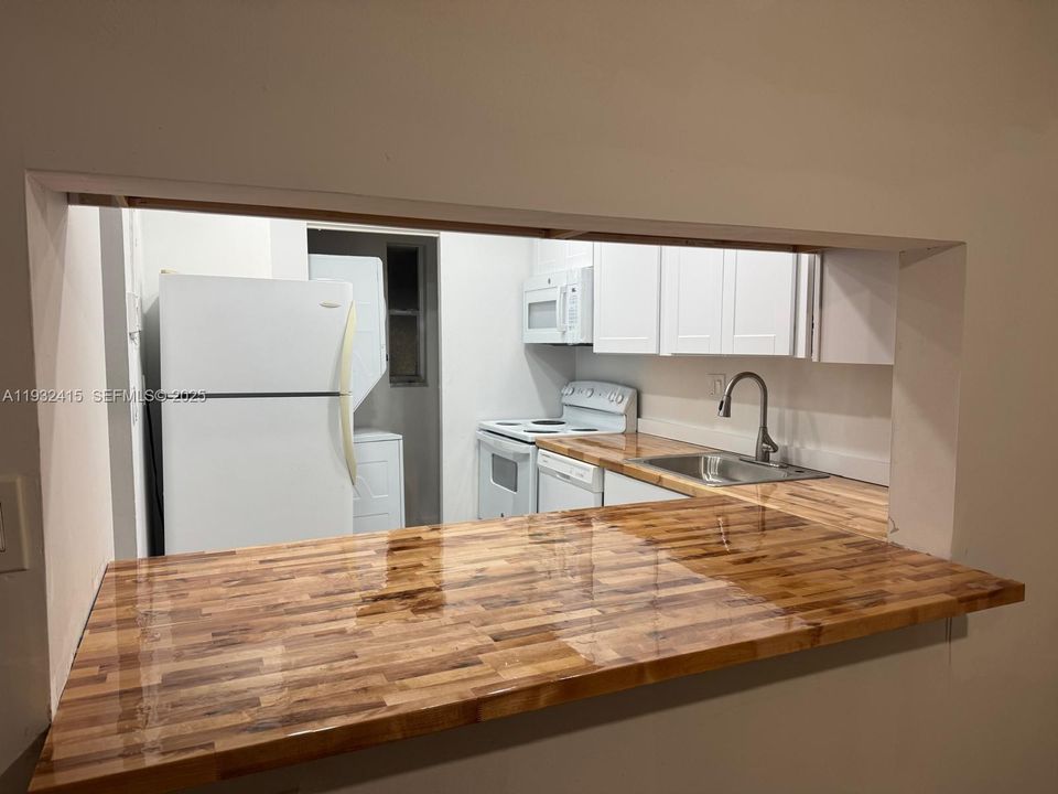 For Rent: $2,000 (2 beds, 2 baths, 949 Square Feet)