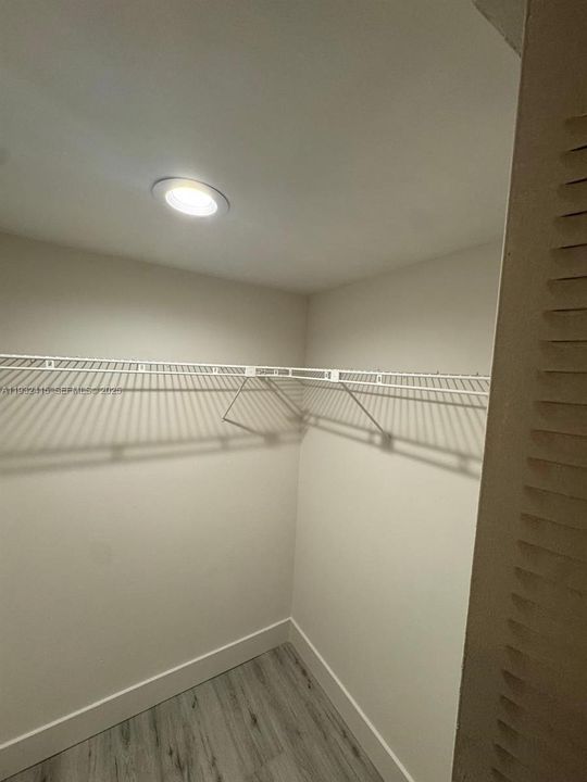 For Rent: $2,000 (2 beds, 2 baths, 949 Square Feet)