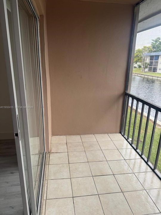 For Rent: $2,000 (2 beds, 2 baths, 949 Square Feet)