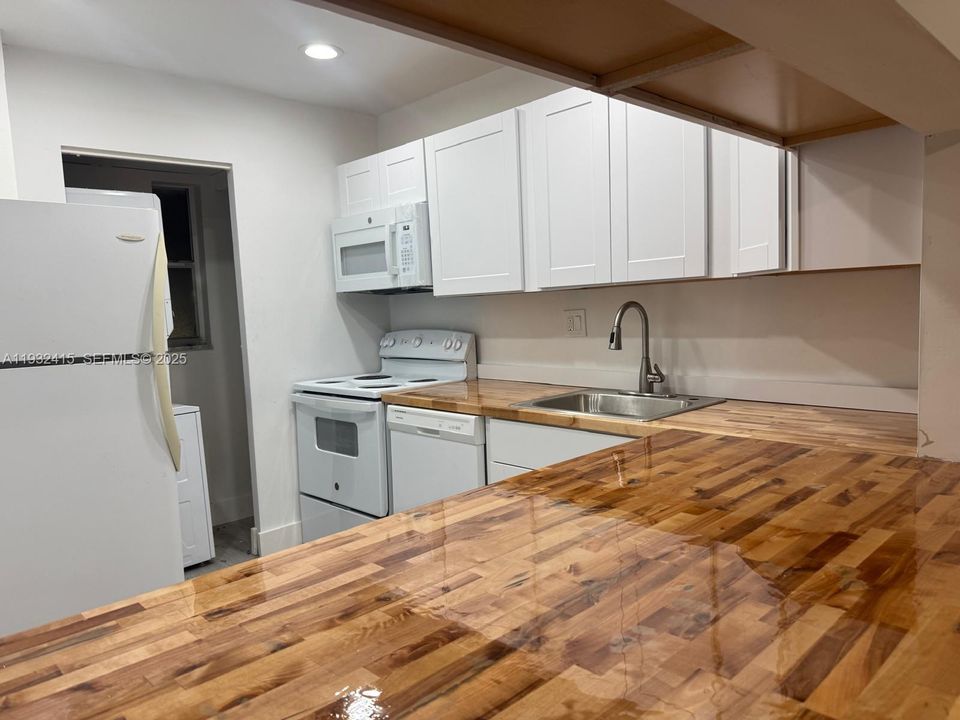 For Rent: $2,000 (2 beds, 2 baths, 949 Square Feet)