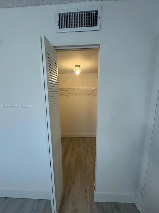 For Rent: $2,000 (2 beds, 2 baths, 949 Square Feet)