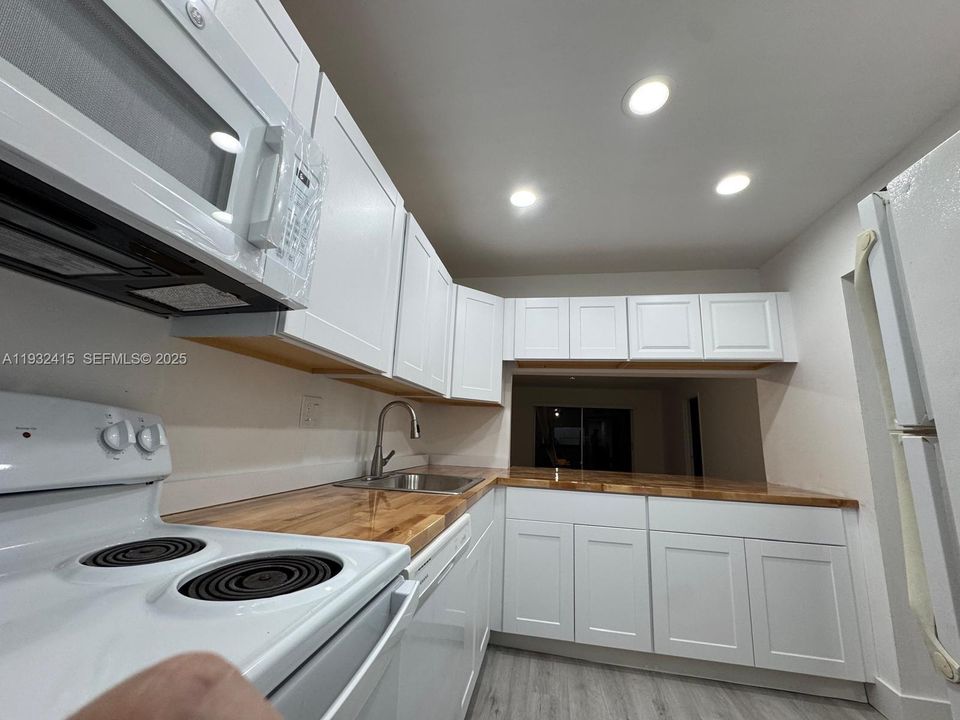 For Rent: $2,000 (2 beds, 2 baths, 949 Square Feet)