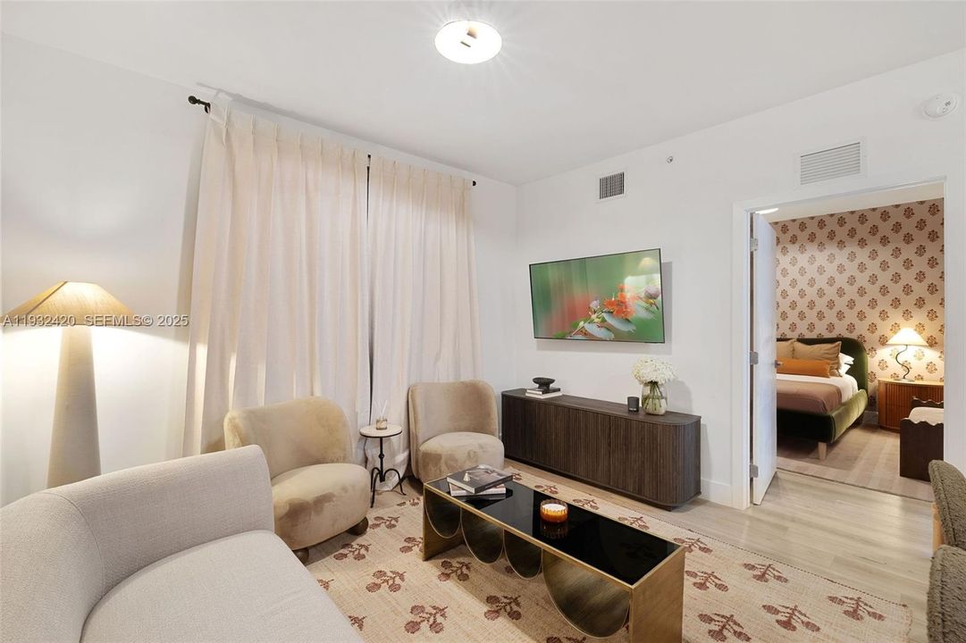 出租: $4,200 (2 贝兹, 2 浴室, 900 平方英尺)