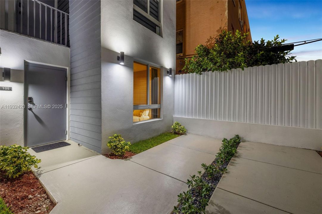 出租: $4,200 (2 贝兹, 2 浴室, 900 平方英尺)