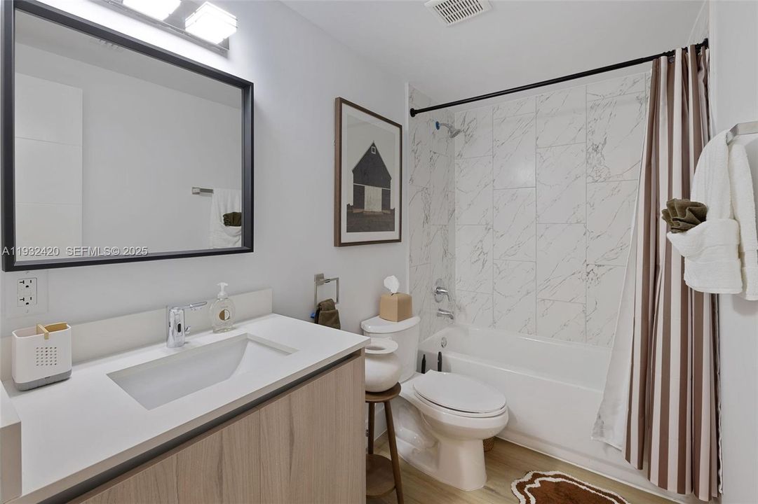 Hallway bathroom with tub/shower combination.