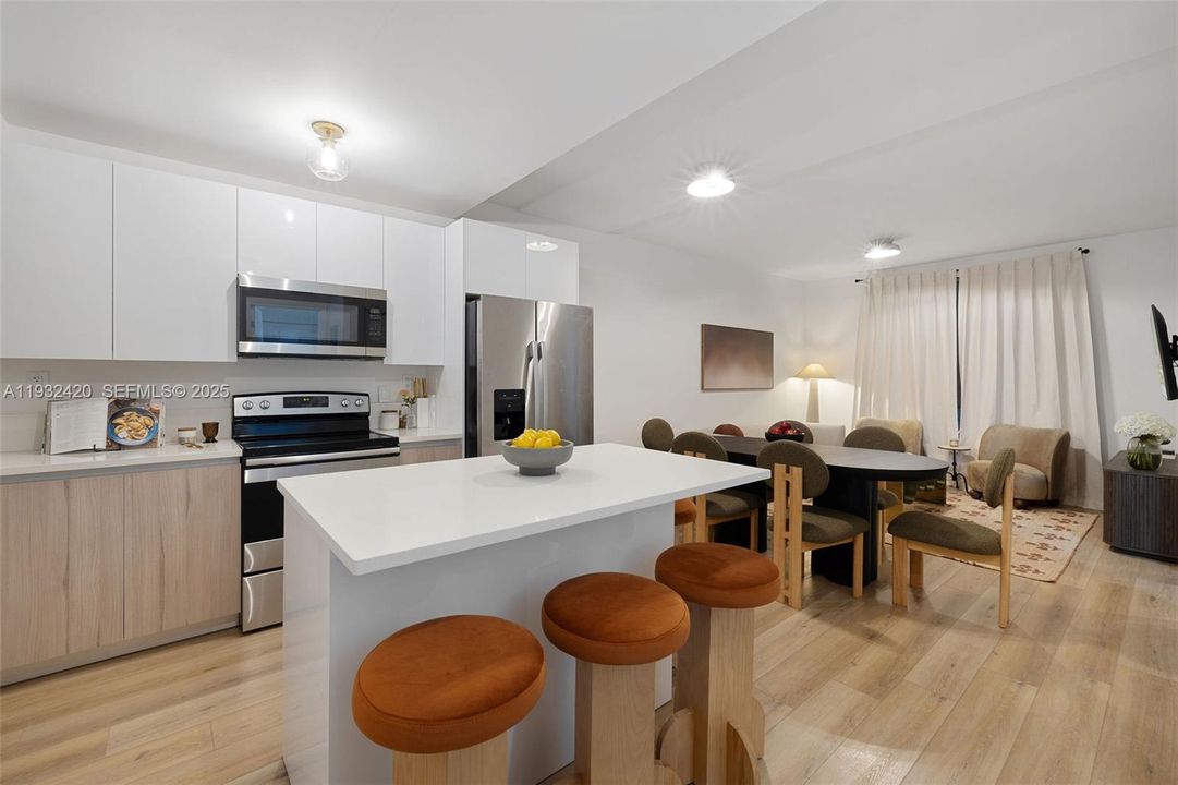 出租: $4,200 (2 贝兹, 2 浴室, 900 平方英尺)