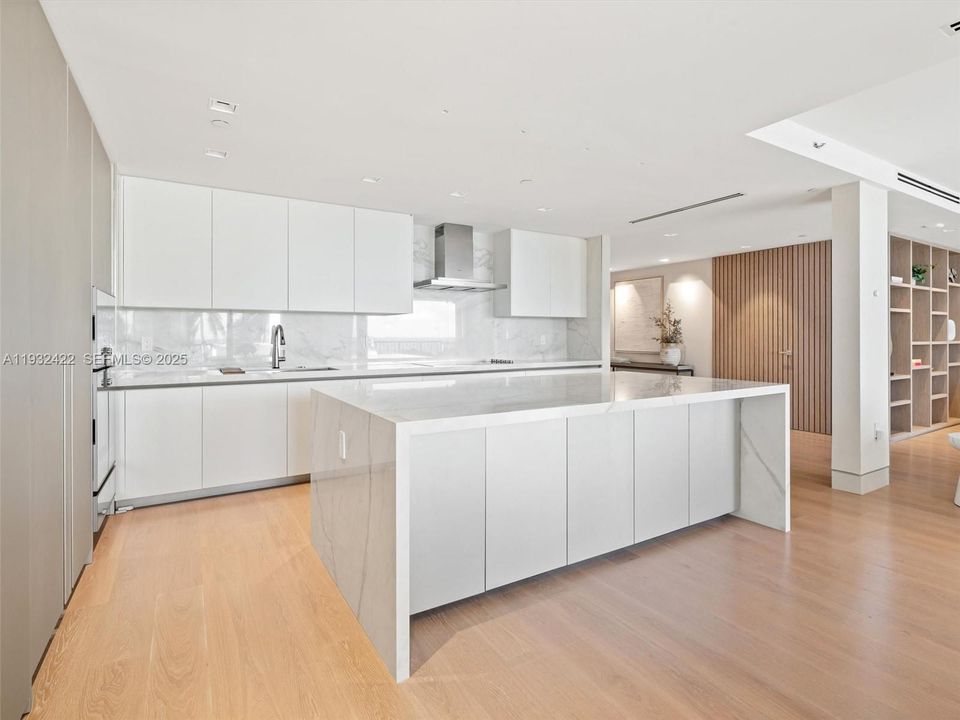 На продажу: $8,995,000 (3 спален, 3 ванн, 2530 Квадратных фут)