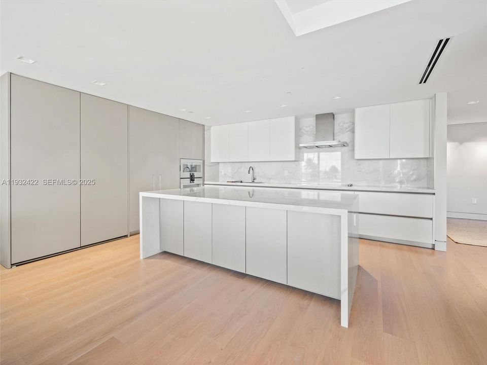 На продажу: $8,995,000 (3 спален, 3 ванн, 2530 Квадратных фут)