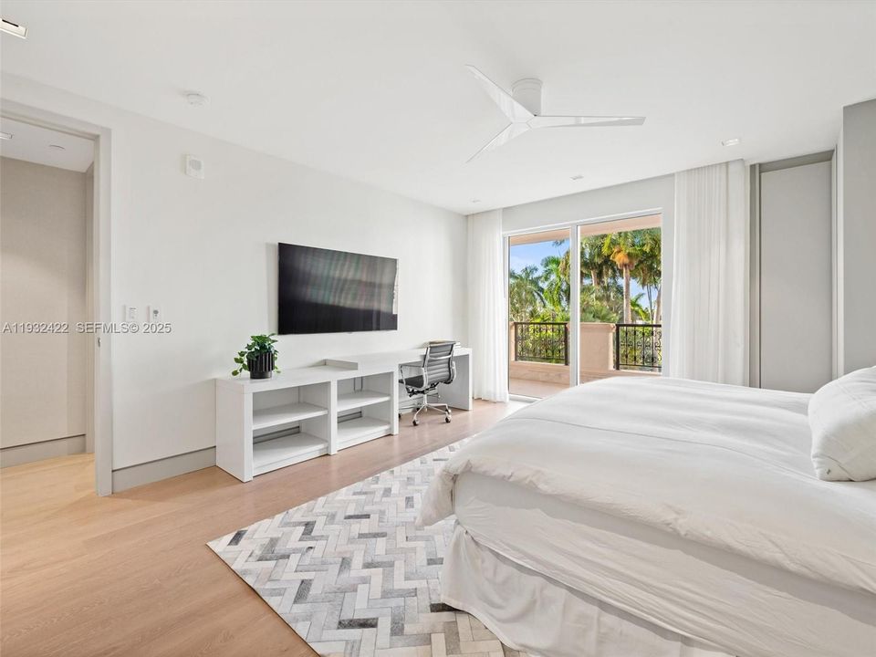 На продажу: $8,995,000 (3 спален, 3 ванн, 2530 Квадратных фут)