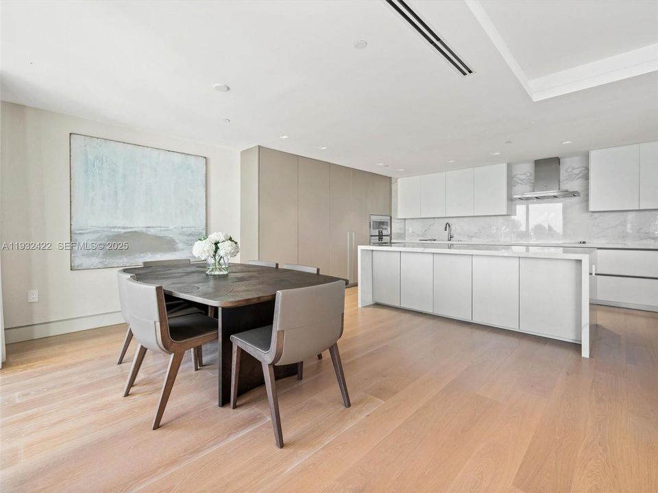 На продажу: $8,995,000 (3 спален, 3 ванн, 2530 Квадратных фут)