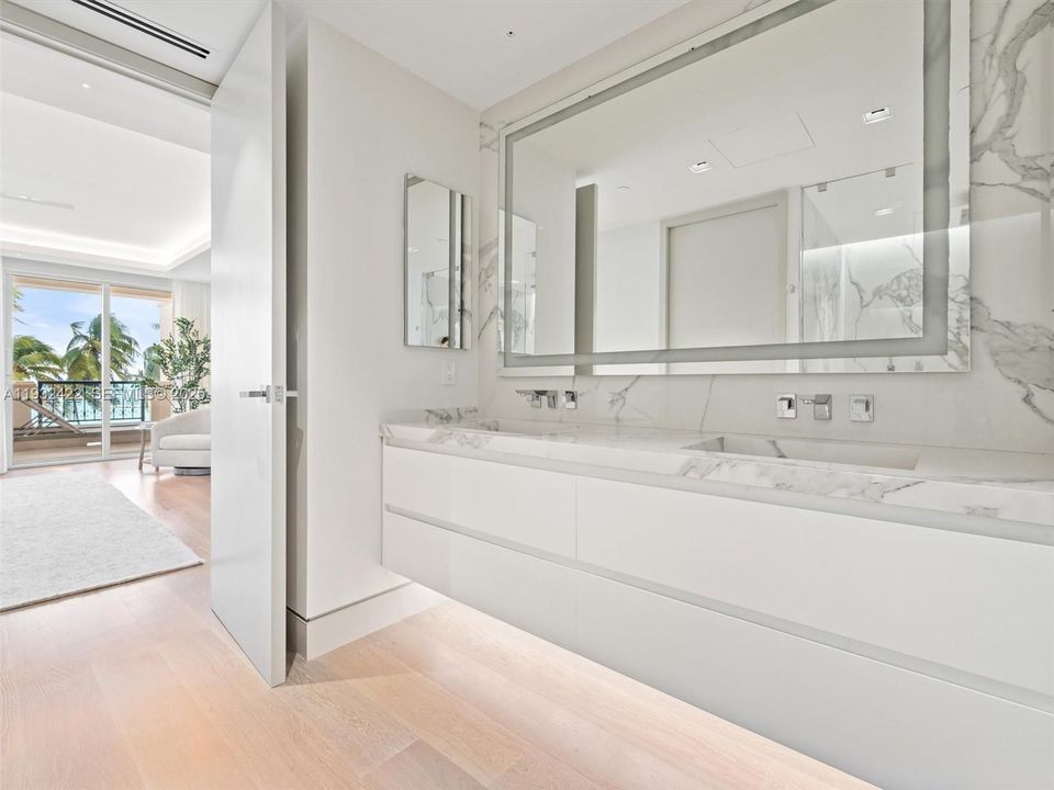 На продажу: $8,995,000 (3 спален, 3 ванн, 2530 Квадратных фут)