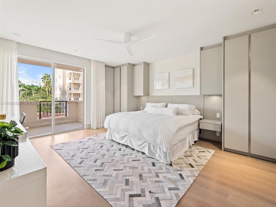 На продажу: $8,995,000 (3 спален, 3 ванн, 2530 Квадратных фут)