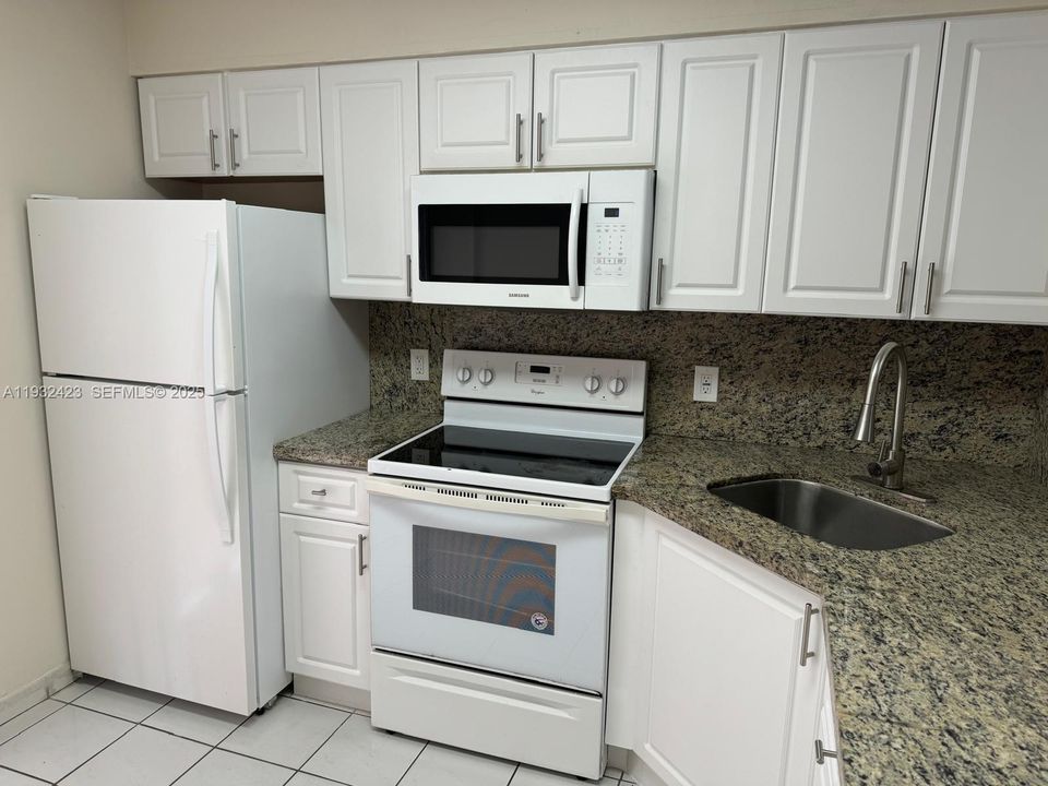 For Rent: $2,100 (2 beds, 2 baths, 812 Square Feet)