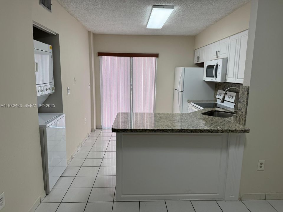For Rent: $2,100 (2 beds, 2 baths, 812 Square Feet)