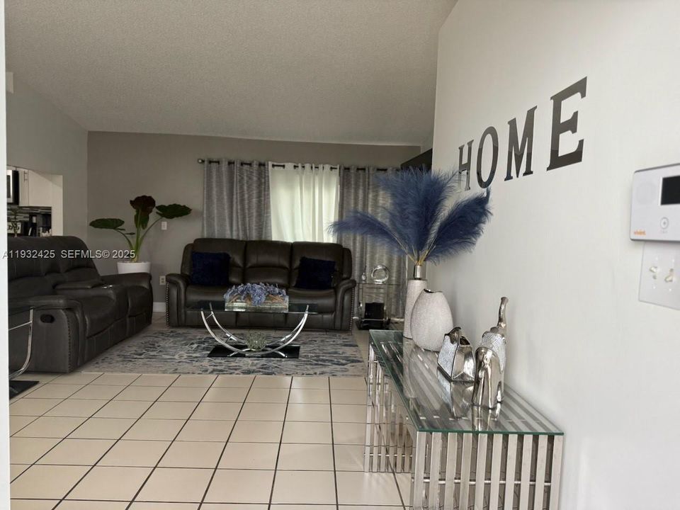 出租: $3,800 (4 贝兹, 2 浴室, 1413 平方英尺)