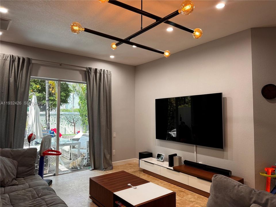 出租: $6,400 (3 贝兹, 3 浴室, 2304 平方英尺)