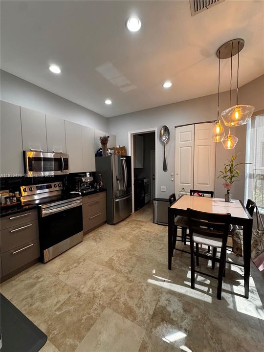 出租: $6,400 (3 贝兹, 3 浴室, 2304 平方英尺)