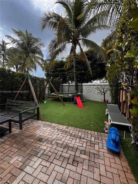 出租: $6,400 (3 贝兹, 3 浴室, 2304 平方英尺)