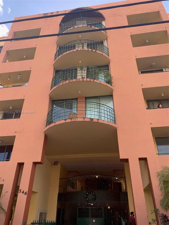 For Rent: $2,200 (2 beds, 1 baths, 791 Square Feet)