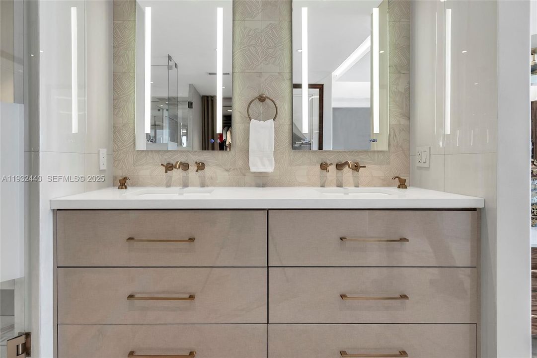 For Sale: $1,995,000 (2 beds, 2 baths, 1440 Square Feet)