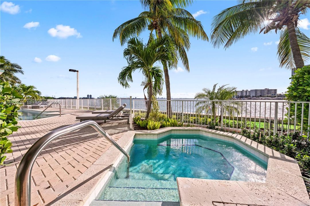 出租: $3,950 (2 贝兹, 2 浴室, 1410 平方英尺)