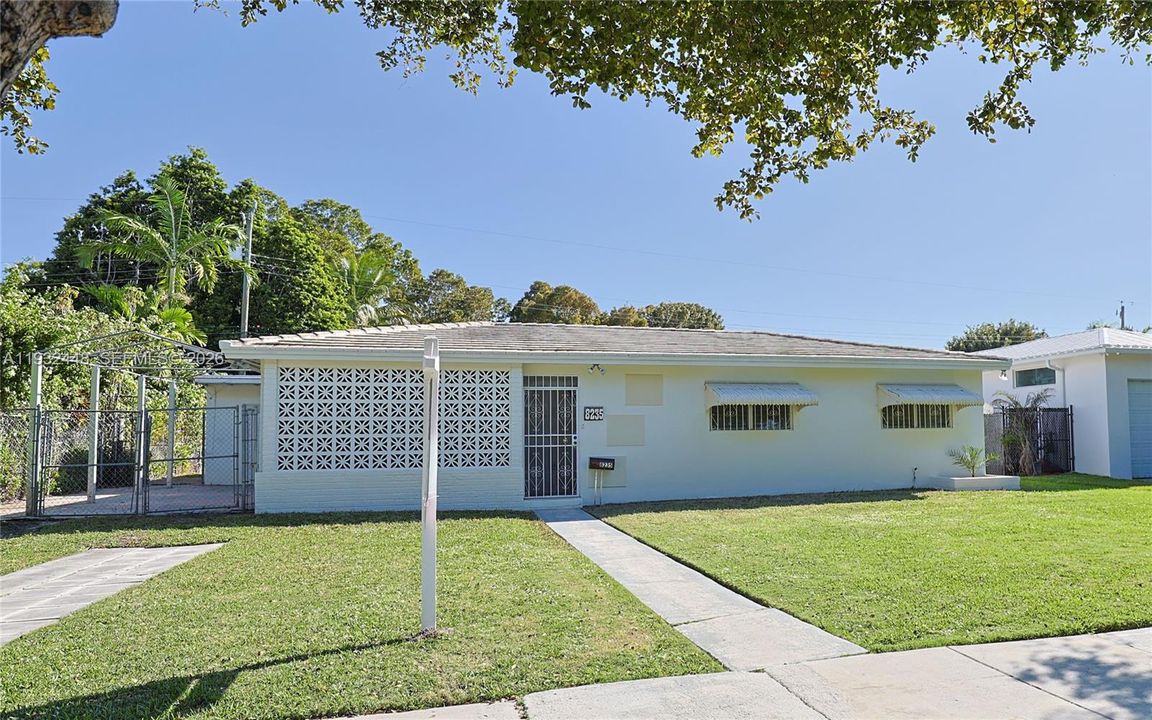 Под контрактом: $1,250,000 (3 спален, 2 ванн, 1480 Квадратных фут)