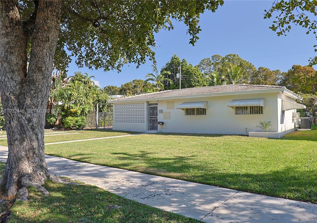 Под контрактом: $1,250,000 (3 спален, 2 ванн, 1480 Квадратных фут)