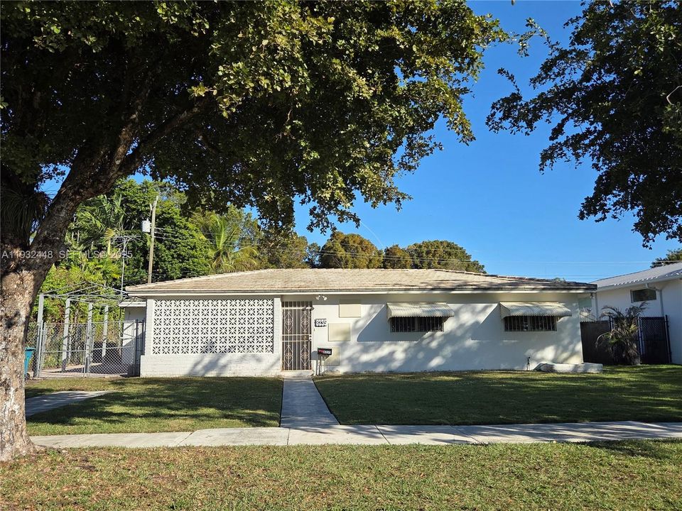 : $1,250,000 (3 beds, 2 baths, 1480 Square Feet)