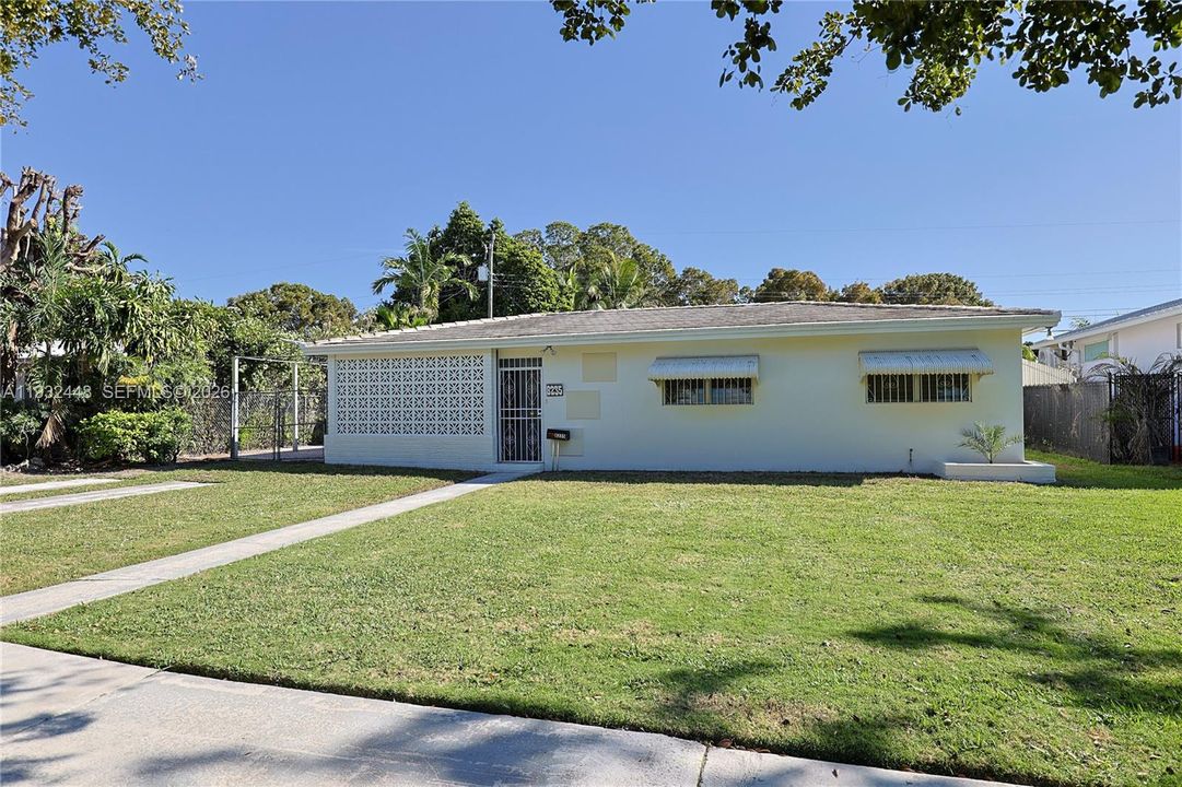 Под контрактом: $1,250,000 (3 спален, 2 ванн, 1480 Квадратных фут)