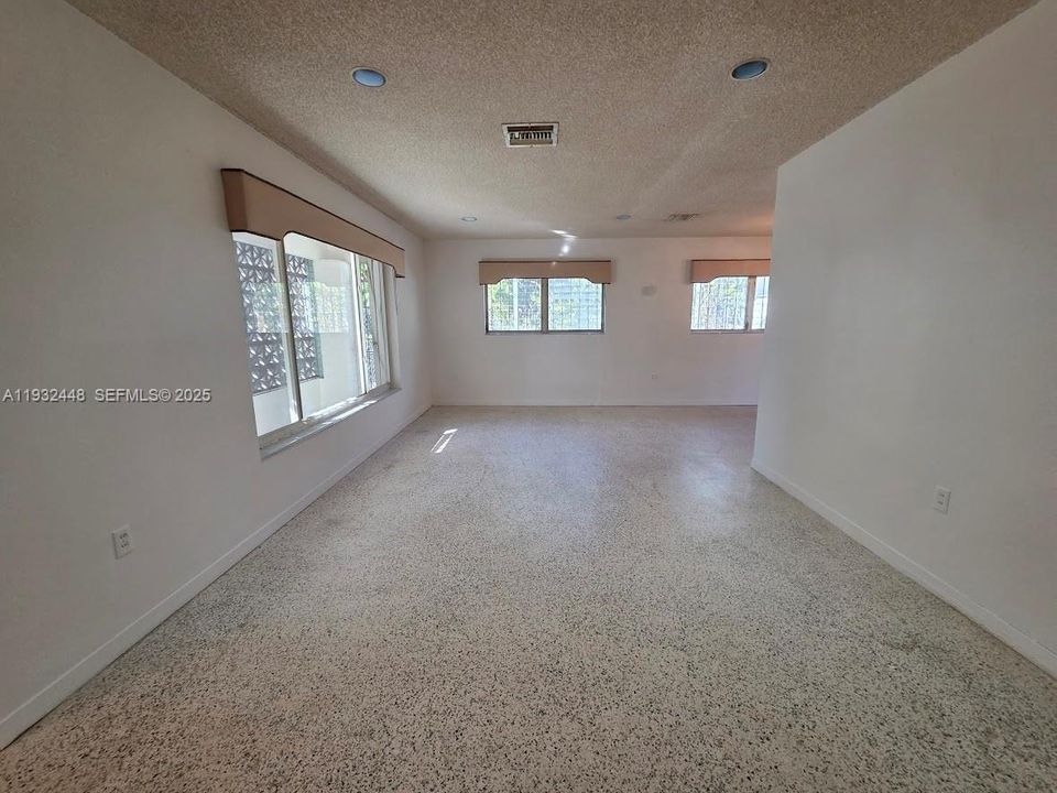 : $1,250,000 (3 beds, 2 baths, 1480 Square Feet)