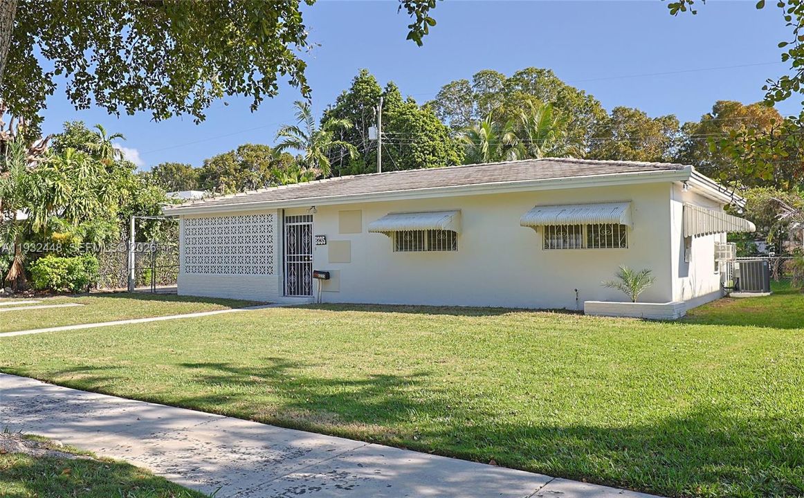 Под контрактом: $1,250,000 (3 спален, 2 ванн, 1480 Квадратных фут)