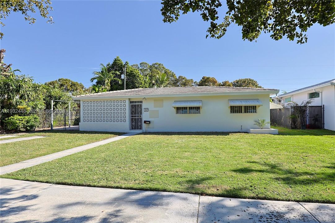 Под контрактом: $1,250,000 (3 спален, 2 ванн, 1480 Квадратных фут)