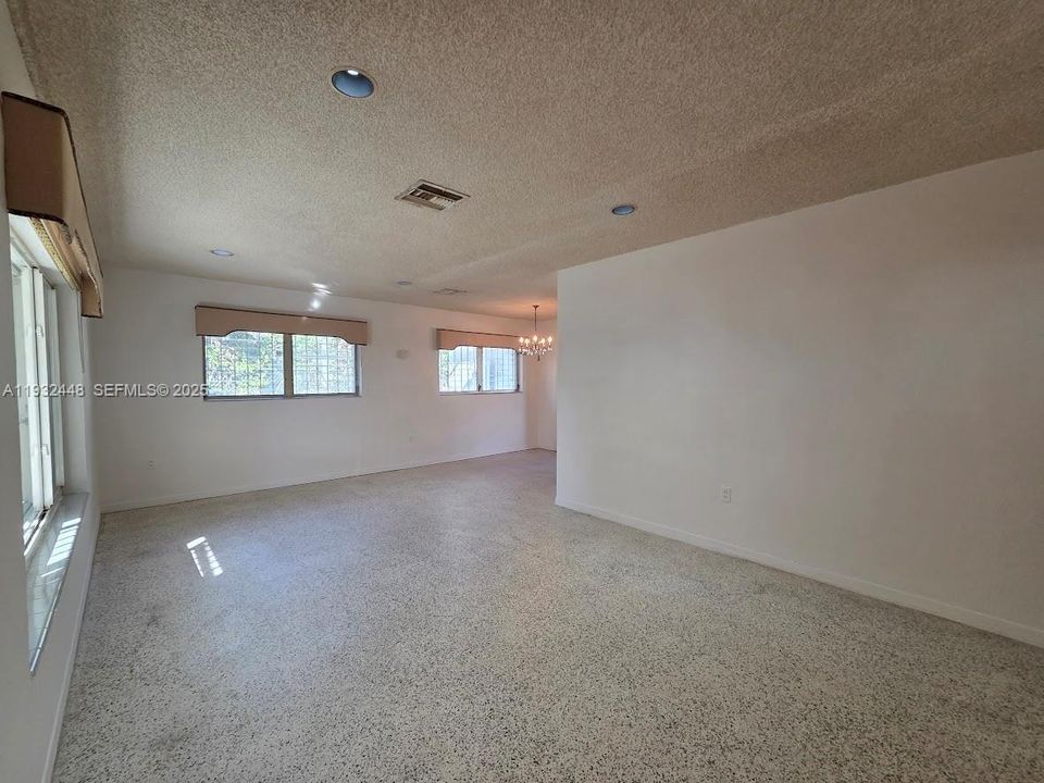 : $1,250,000 (3 beds, 2 baths, 1480 Square Feet)