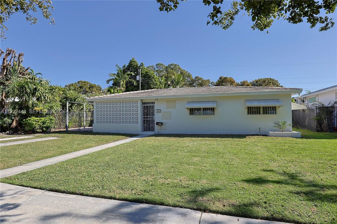 Под контрактом: $1,250,000 (3 спален, 2 ванн, 1480 Квадратных фут)