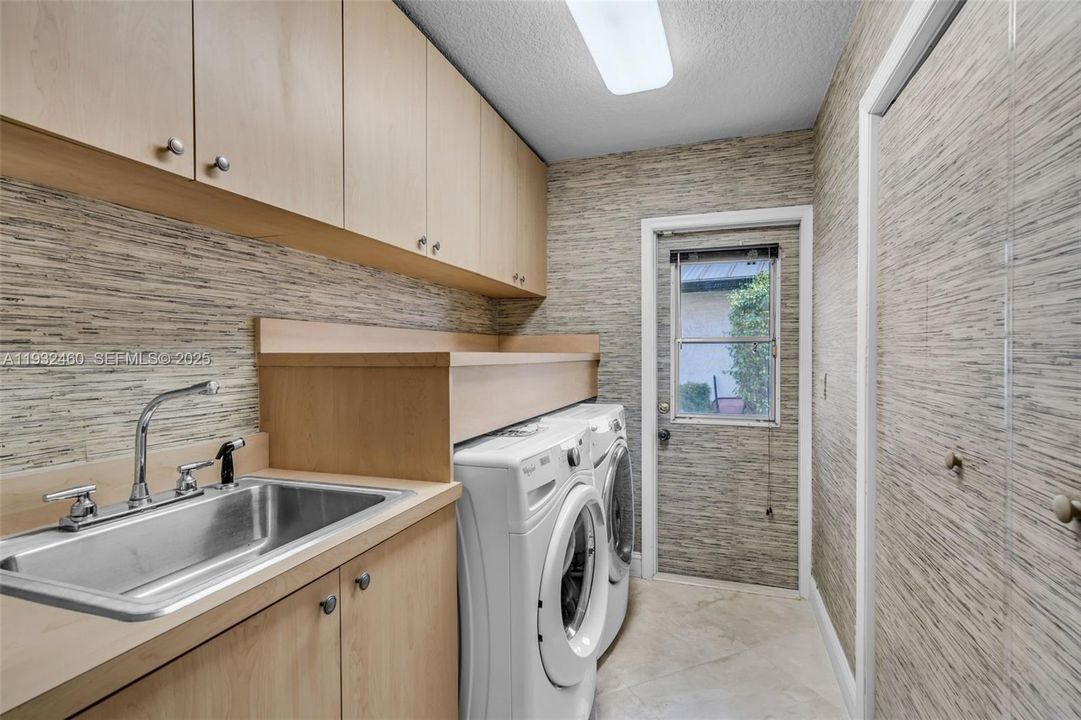 For Sale: $1,049,000 (4 beds, 3 baths, 3702 Square Feet)