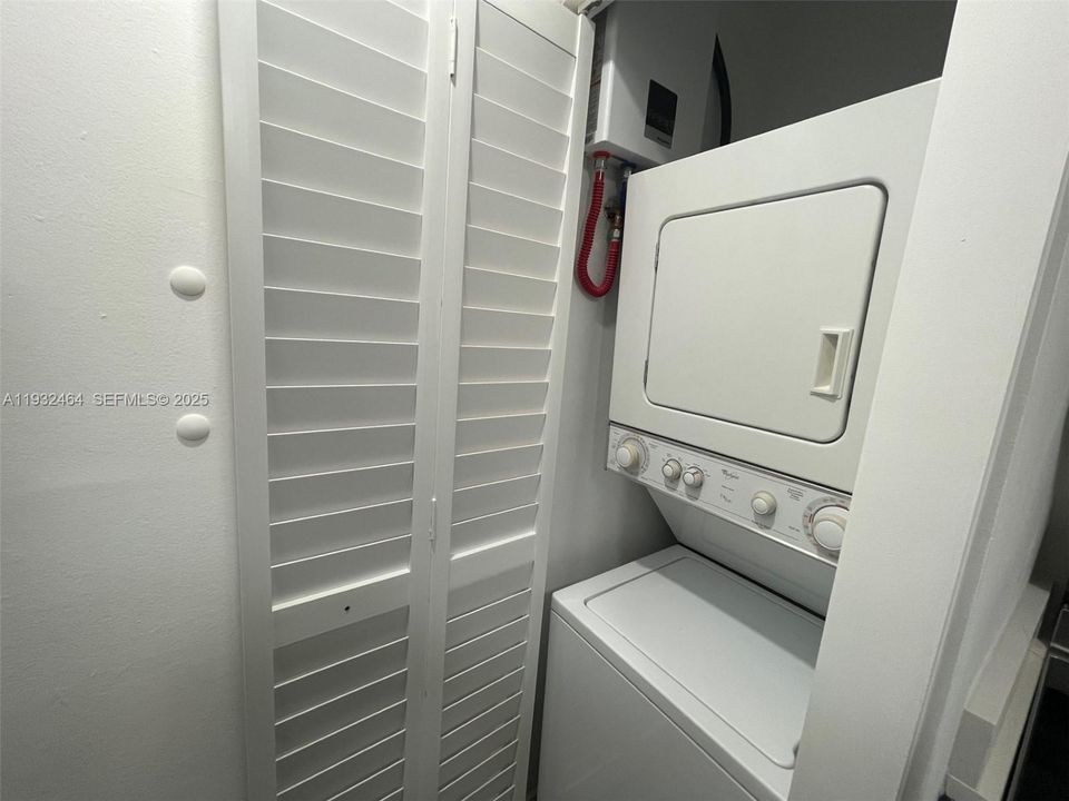 For Rent: $2,050 (2 beds, 2 baths, 949 Square Feet)